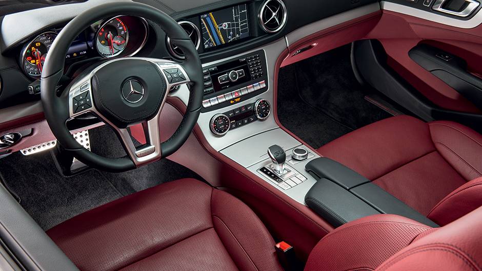 O painel e as laterais das portas s&atilde;o revestidos de couro, milimetricamente costurado, e alum&iacute;nio texturizado. Nos bancos, o couro &eacute; ventilado | <a href="https://quatrorodas.abril.com.br/carros/testes/mercedes-benz-sl-400-838602.shtml" target="_blank" rel="migration">Leia mai</a>