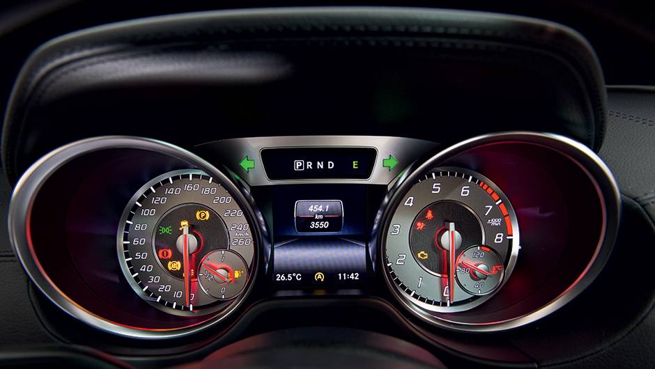Informa&ccedil;&otilde;es vitais aparecem em visor no centro do painel | <a href="https://quatrorodas.abril.com.br/carros/testes/mercedes-benz-sl-400-838602.shtml" target="_blank" rel="migration">Leia mais</a>