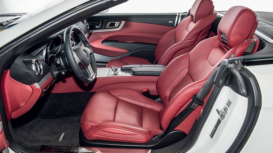 O sistema de ventila&ccedil;&atilde;o aquecida tem sa&iacute;das localizadas na base dos apoios de cabe&ccedil;a | <a href="https://quatrorodas.abril.com.br/carros/testes/mercedes-benz-sl-400-838602.shtml" target="_blank" rel="migration">Leia mais</a>