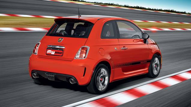 Abarth tem saias laterais, aerofólio e extrator de ar | <a href="https://quatrorodas.abril.com.br/carros/comparativos/comparativo-esportivos-841704.shtml" target="_blank" rel="migration">Leia mais</a>