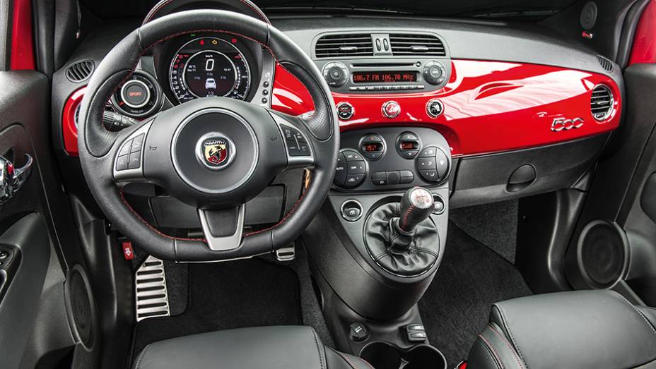 No 500 Abarth, o painel ganhou um mostrador satélite que informa a pressão do turbocompressor | <a href="https://quatrorodas.abril.com.br/carros/comparativos/comparativo-esportivos-841704.shtml" target="_blank" rel="migration">Leia mais</a>