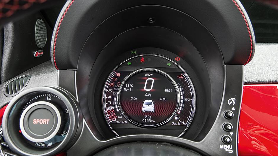 Visor configur&aacute;vel informa a for&ccedil;a G | <a href="https://quatrorodas.abril.com.br/carros/comparativos/comparativo-esportivos-841704.shtml" target="_blank" rel="migration">Leia mais</a>