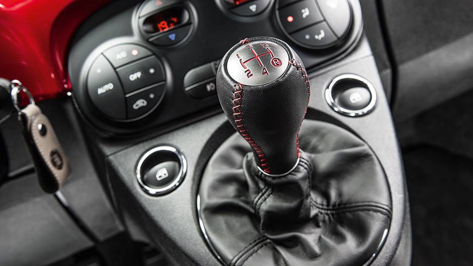 Transmiss&atilde;o tem cinco marchas | <a href="https://quatrorodas.abril.com.br/carros/comparativos/comparativo-esportivos-841704.shtml" target="_blank" rel="migration">Leia mais</a>