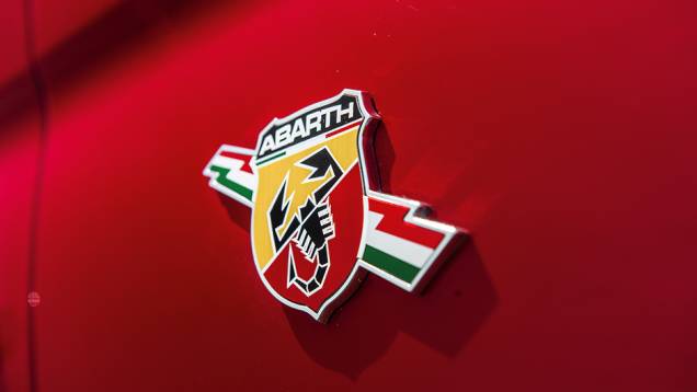 Escorpião da Abarth vai na lateral da carroceria | <a href="https://quatrorodas.abril.com.br/carros/comparativos/comparativo-esportivos-841704.shtml" target="_blank" rel="migration">Leia mais</a>