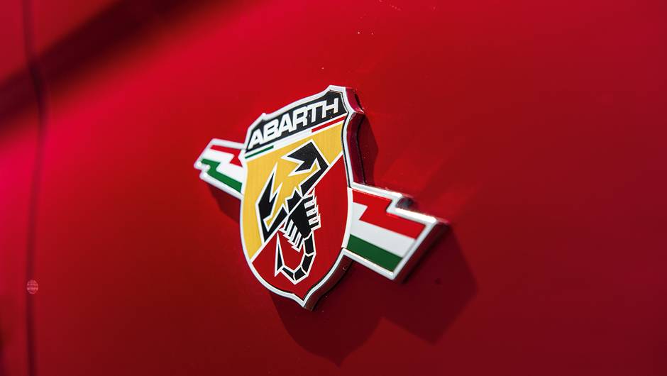 Escorpi&atilde;o da Abarth vai na lateral da carroceria | <a href="https://quatrorodas.abril.com.br/carros/comparativos/comparativo-esportivos-841704.shtml" target="_blank" rel="migration">Leia mais</a>