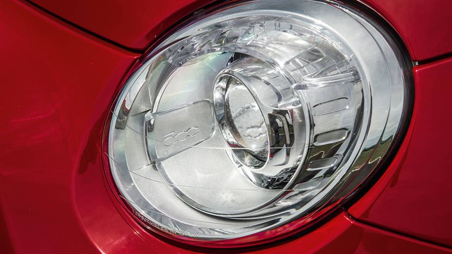 Farol tem ajuste automático do facho | <a href="https://quatrorodas.abril.com.br/carros/comparativos/comparativo-esportivos-841704.shtml" target="_blank" rel="migration">Leia mais</a>