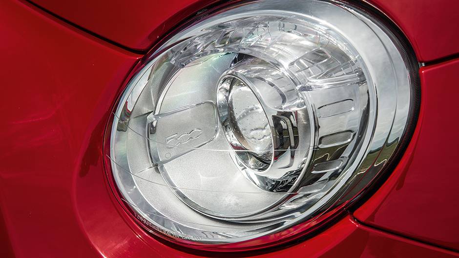 Farol tem ajuste autom&aacute;tico do facho | <a href="https://quatrorodas.abril.com.br/carros/comparativos/comparativo-esportivos-841704.shtml" target="_blank" rel="migration">Leia mais</a>
