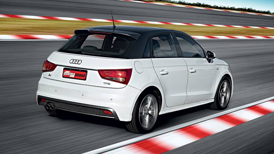 Audi tem sete op&ccedil;&otilde;es de cores. Mas o teto &eacute; sempre preto | <a href="https://quatrorodas.abril.com.br/carros/comparativos/comparativo-esportivos-841704.shtml" target="_blank" rel="migration">Leia mais</a>