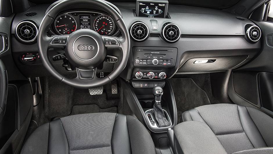 Equipamentos como central multim&iacute;dia e ar-condicionado autom&aacute;tico s&atilde;o vendidos como itens opcionais | <a href="https://quatrorodas.abril.com.br/carros/comparativos/comparativo-esportivos-841704.shtml" target="_blank" rel="migration">Leia mais</a>