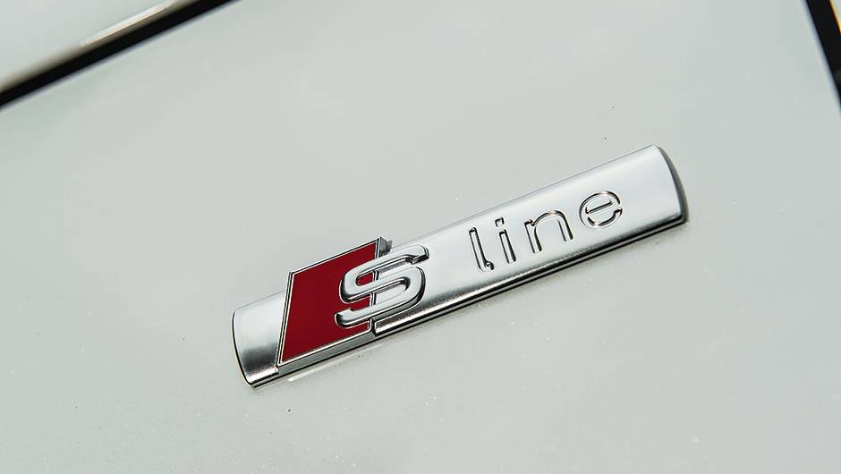 Selo S line identifica as vers&otilde;es esportivas da Audi | <a href="https://quatrorodas.abril.com.br/carros/comparativos/comparativo-esportivos-841704.shtml" target="_blank" rel="migration">Leia mais</a>