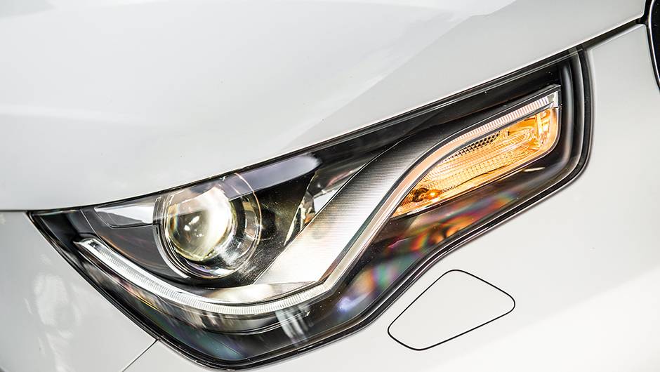 Far&oacute;is seguem o estilo caracter&iacute;stico dos carros da Audi | <a href="https://quatrorodas.abril.com.br/carros/comparativos/comparativo-esportivos-841704.shtml" target="_blank" rel="migration">Leia mais</a>