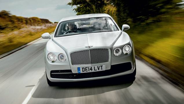 Em vez do motor W12 de 625 cv, este Spur trazum V8 4.0 turbo | <a href="https://quatrorodas.abril.com.br/carros/impressoes/bentley-flying-spur-840620.shtml" target="_blank" rel="migration">Leia mais</a> Em vez do motor W12 de 625 cv, este Spur trazum V8 4.0 turbo | <a href="https://quatrorodas.abril.com.br/carros/impressoes/bentley-flying-spur-840620.shtml" target="_blank" rel="migration">Leia mais</a>