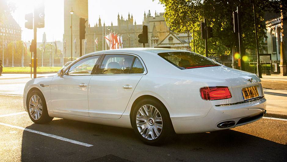 S&atilde;o 5,3 metros de carro - 93 cm mais longo queum Honda Civic | <a href="https://quatrorodas.abril.com.br/carros/impressoes/bentley-flying-spur-840620.shtml" target="_blank" rel="migration">Leia mais</a>