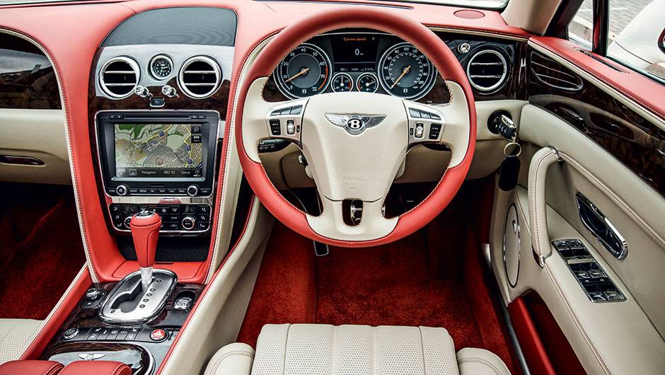 Quando n&atilde;o est&aacute; indo ao trabalho no banco de tr&aacute;s, &eacute; aqui que o dono do Flying Spur gosta de ficar | <a href="https://quatrorodas.abril.com.br/carros/impressoes/bentley-flying-spur-840620.shtml" target="_blank" rel="migration">Leia mais</a>