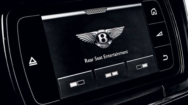 Atrás do apoio de cabeça, tela de 10" | <a href="https://quatrorodas.abril.com.br/carros/impressoes/bentley-flying-spur-840620.shtml" target="_blank" rel="migration">Leia mais</a> Atrás do apoio de cabeça, tela de 10" | <a href="https://quatrorodas.abril.com.br/carros/impressoes/bentley-flying-spur-840620.shtml" target="_blank" rel="migration">Leia mais</a>