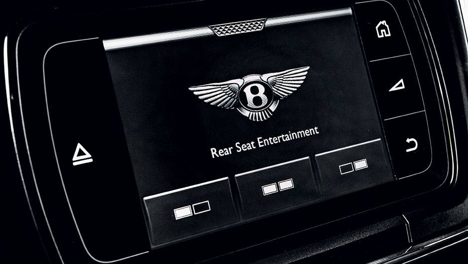 Atr&aacute;s do apoio de cabe&ccedil;a, tela de 10" | <a href="https://quatrorodas.abril.com.br/carros/impressoes/bentley-flying-spur-840620.shtml" target="_blank" rel="migration">Leia mais</a>