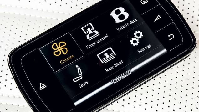Controle portátil das funções do carro | <a href="https://quatrorodas.abril.com.br/carros/impressoes/bentley-flying-spur-840620.shtml" target="_blank" rel="migration">Leia mais</a> Controle portátil das funções do carro | <a href="https://quatrorodas.abril.com.br/carros/impressoes/bentley-flying-spur-840620.shtml" target="_blank" rel="migration">Leia mais</a>