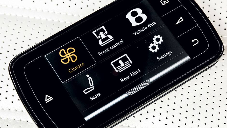 Controle port&aacute;til das fun&ccedil;&otilde;es do carro | <a href="https://quatrorodas.abril.com.br/carros/impressoes/bentley-flying-spur-840620.shtml" target="_blank" rel="migration">Leia mais</a>