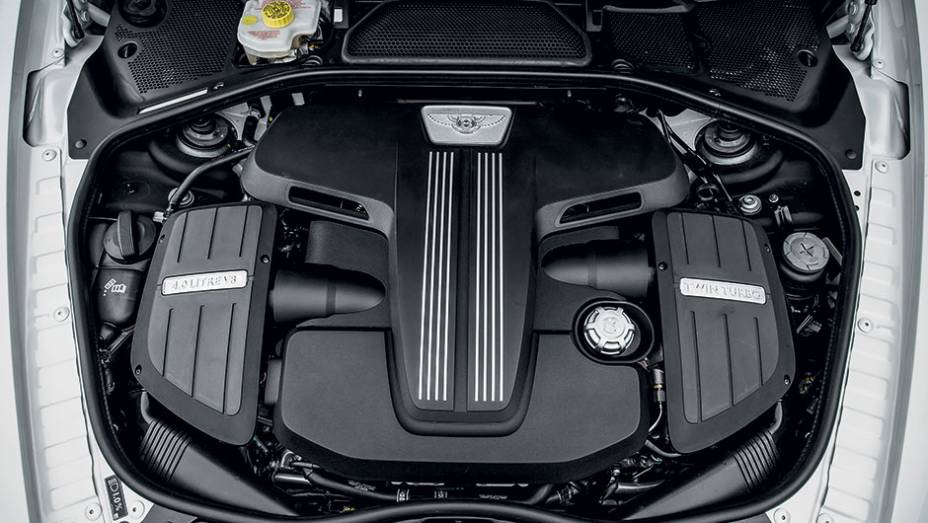 O motor V8 de 4 litros produz seu torque máximo de 67,3 mkgf a apenas 1 700 rpm | <a href="https://quatrorodas.abril.com.br/carros/impressoes/bentley-flying-spur-840620.shtml" target="_blank" rel="migration">Leia mais</a>