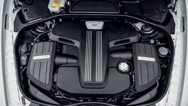 O motor V8 de 4 litros produz seu torque máximo de 67,3 mkgf a apenas 1 700 rpm | <a href="https://quatrorodas.abril.com.br/carros/impressoes/bentley-flying-spur-840620.shtml" target="_blank" rel="migration">Leia mais</a> O motor V8 de 4 litros produz seu torque máximo de 67,3 mkgf a apenas 1 700 rpm | <a href="https://quatrorodas.abril.com.br/carros/impressoes/bentley-flying-spur-840620.shtml" target="_blank" rel="migration">Leia mais</a>