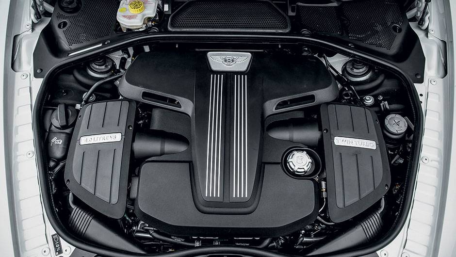 O motor V8 de 4 litros produz seu torque m&aacute;ximo de 67,3 mkgf a apenas 1 700 rpm | <a href="https://quatrorodas.abril.com.br/carros/impressoes/bentley-flying-spur-840620.shtml" target="_blank" rel="migration">Leia mais</a>