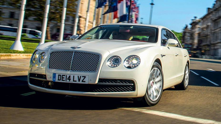 A dianteira é igual à do cupê Continental | <a href="https://quatrorodas.abril.com.br/carros/impressoes/bentley-flying-spur-840620.shtml" target="_blank" rel="migration">Leia mais</a>