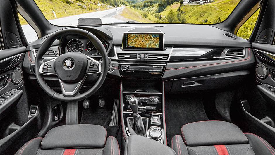 Painel conservas linhas b&aacute;sicas de outros BMW, com direito &agrave; grande tela de 6,5 na central multim&iacute;dia | <a href="https://quatrorodas.abril.com.br/carros/impressoes/bmw-active-tourer-840561.shtml" target="_blank" rel="migration">Leia mais</a>