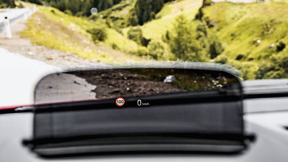 Proje&ccedil;&atilde;o de dados acima do painel | <a href="https://quatrorodas.abril.com.br/carros/impressoes/bmw-active-tourer-840561.shtml" target="_blank" rel="migration">Leia mais</a>