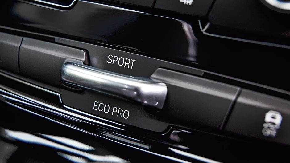 H&aacute; ajustes do modo de condu&ccedil;&atilde;o | <a href="https://quatrorodas.abril.com.br/carros/impressoes/bmw-active-tourer-840561.shtml" target="_blank" rel="migration">Leia mais</a>