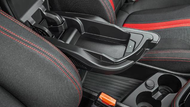 Interior é rico em compartimentos para guardar objetos, como nos apoios de braço à frente e atrás | <a href="https://quatrorodas.abril.com.br/carros/impressoes/bmw-active-tourer-840561.shtml" target="_blank" rel="migration">Leia mais</a>