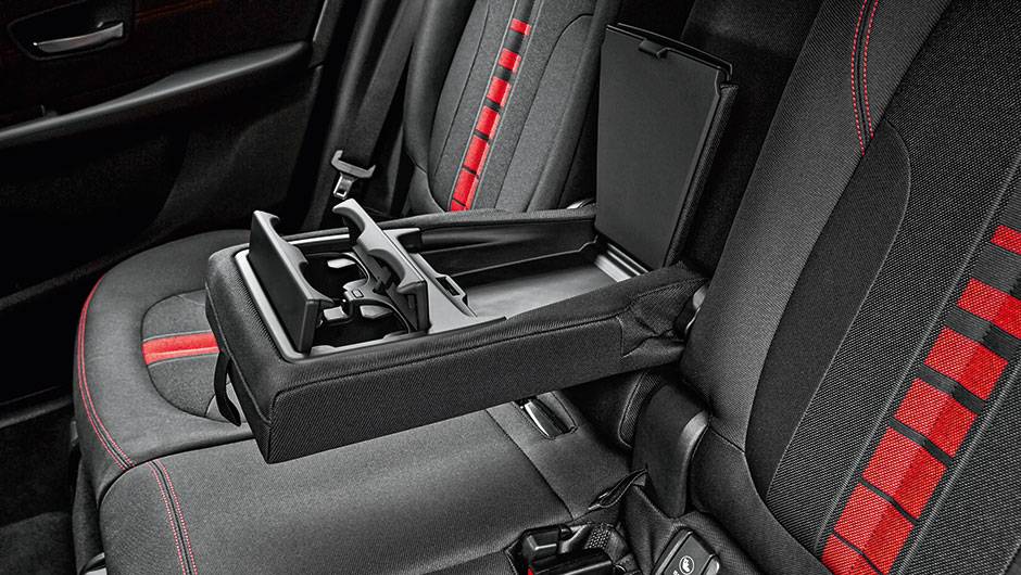 Interior &eacute; rico em compartimentos para guardar objetos, como nos apoios de bra&ccedil;o &agrave; frente e atr&aacute;s | <a href="https://quatrorodas.abril.com.br/carros/impressoes/bmw-active-tourer-840561.shtml" target="_blank" rel="migration">Leia mais</a>