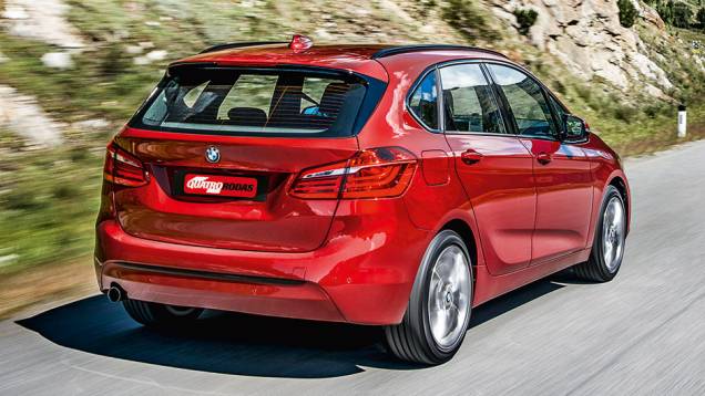 Vinco lateral ascendente tenta criar imagem deesportividade | <a href="https://quatrorodas.abril.com.br/carros/impressoes/bmw-active-tourer-840561.shtml" target="_blank" rel="migration">Leia mais</a>