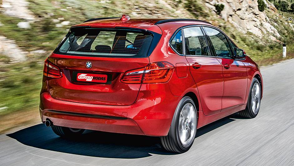 Vinco lateral ascendente tenta criar imagem deesportividade | <a href="https://quatrorodas.abril.com.br/carros/impressoes/bmw-active-tourer-840561.shtml" target="_blank" rel="migration">Leia mais</a>