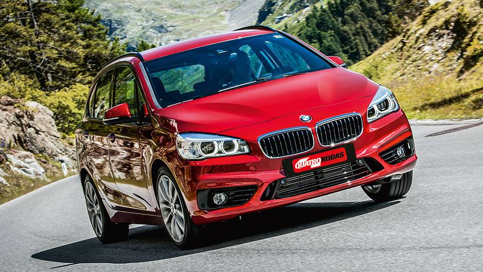 O cap&ocirc; curto e inclinado em nada lembra o designt&iacute;pico da marca | <a href="https://quatrorodas.abril.com.br/carros/impressoes/bmw-active-tourer-840561.shtml" target="_blank" rel="migration">Leia mais</a>