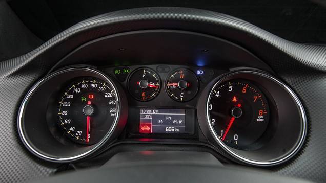 Novo grafismo nos mostradores | <a href="https://quatrorodas.abril.com.br/carros/comparativos/comparativo-esportivos-841704.shtml" target="_blank" rel="migration">Leia mais</a> Novo grafismo nos mostradores | <a href="https://quatrorodas.abril.com.br/carros/comparativos/comparativo-esportivos-841704.shtml" target="_blank" rel="migration">Leia mais</a>