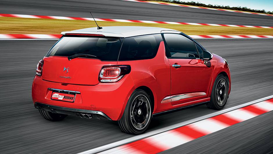 DS 3: a &aacute;rea envidra&ccedil;ada esconde as colunas | <a href="https://quatrorodas.abril.com.br/carros/comparativos/comparativo-esportivos-841704.shtml" target="_blank" rel="migration">Leia mais</a>