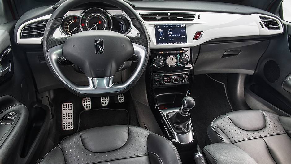 Diversos elementos e materiais sinalizam que a Citro&euml;n n&atilde;o economizou na hora de desenhar e equipar o DS 3 | <a href="https://quatrorodas.abril.com.br/carros/comparativos/comparativo-esportivos-841704.shtml" target="_blank" rel="migration">Leia mais</a>