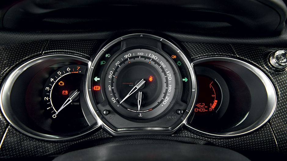 Ponteiros t&ecirc;m estilo cl&aacute;ssico | <a href="https://quatrorodas.abril.com.br/carros/comparativos/comparativo-esportivos-841704.shtml" target="_blank" rel="migration">Leia mais</a>