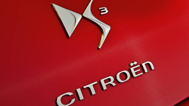 DS é a divisão premium da Citroën | <a href="http://quatrorodas.abril.com.br/carros/comparativos/comparativo-esportivos-841704.shtml" target="_blank" rel="migration">Leia mais</a>