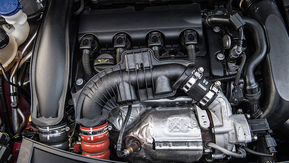 Motor 1.6 16V turbo gera 165 cv de pot&ecirc;ncia | <a href="https://quatrorodas.abril.com.br/carros/comparativos/comparativo-esportivos-841704.shtml" target="_blank" rel="migration">Leia mais</a>
