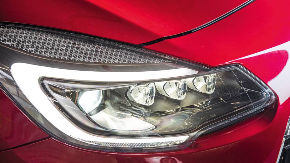 Os novos faróis do DS 3 são de xenônio com leds | <a href="https://quatrorodas.abril.com.br/carros/comparativos/comparativo-esportivos-841704.shtml" target="_blank" rel="migration">Leia mais</a>