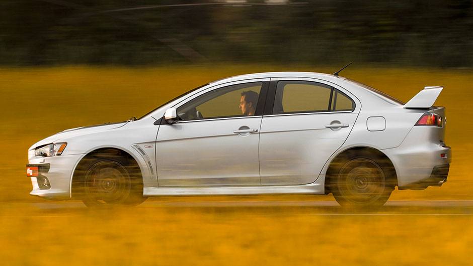 Aerof&oacute;lio diferencia o Evo de um Lancer normal | <a href="https://quatrorodas.abril.com.br/carros/testes/mitsubishi-lancer-evo-x-john-easton-840741.shtml" target="_blank" rel="migration">Leia mais</a>