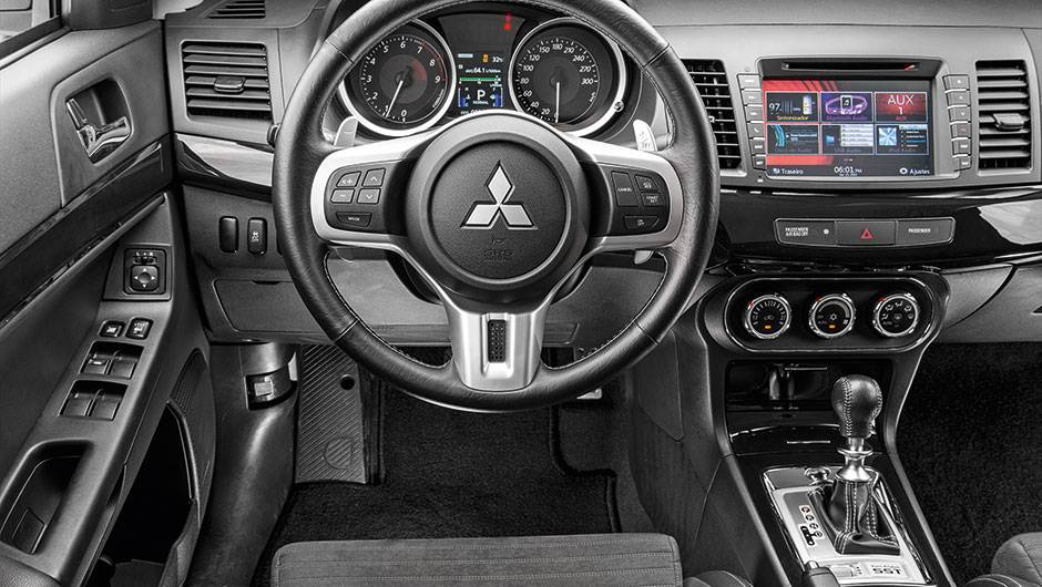 Posi&ccedil;&atilde;o de dirigir merece aplausos, mas cabine simples demais parou no tempo | <a href="https://quatrorodas.abril.com.br/carros/testes/mitsubishi-lancer-evo-x-john-easton-840741.shtml" target="_blank" rel="migration">Leia mais</a>