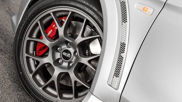 Rodas aro 18 escoltam os enormes discos de freio Brembo | <a href="https://quatrorodas.abril.com.br/carros/testes/mitsubishi-lancer-evo-x-john-easton-840741.shtml" target="_blank" rel="migration">Leia mais</a>