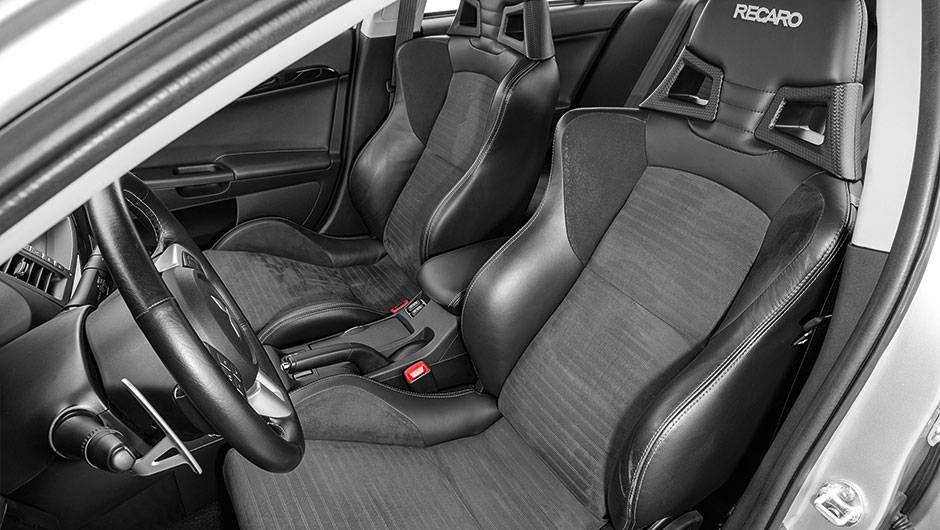 Banco concha &eacute; heran&ccedil;a do rali, especialidade do preparador John Easton | <a href="https://quatrorodas.abril.com.br/carros/testes/mitsubishi-lancer-evo-x-john-easton-840741.shtml" target="_blank" rel="migration">Leia mais</a>