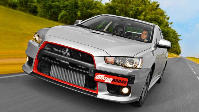 Filete vermelho em volta da grade identifica a série especial | <a href="https://quatrorodas.abril.com.br/carros/testes/mitsubishi-lancer-evo-x-john-easton-840741.shtml" target="_blank" rel="migration">Leia mais</a>