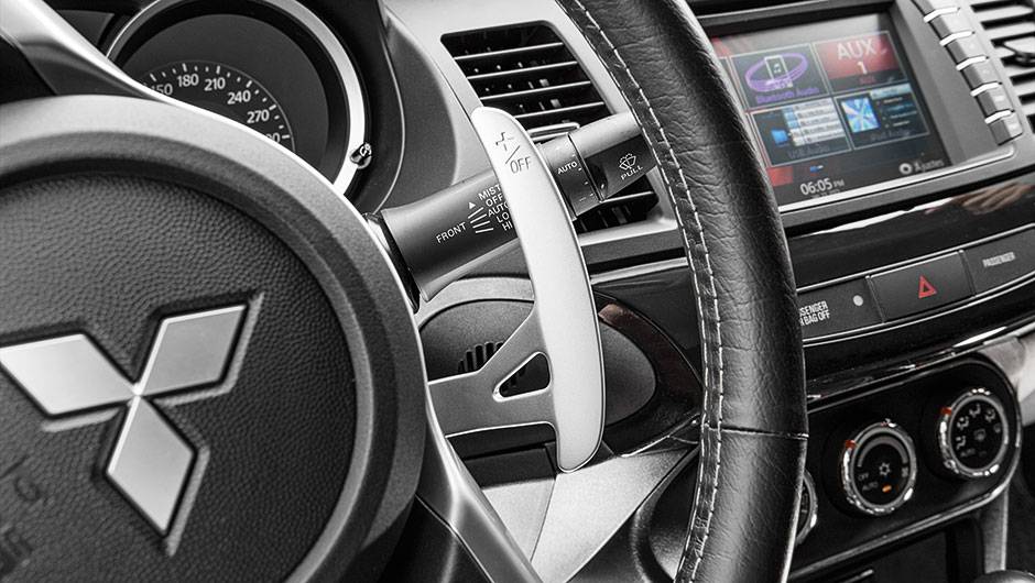 Borboletas de trocas sequenciais n&atilde;o seguem os movimentos do volante | <a href="https://quatrorodas.abril.com.br/carros/testes/mitsubishi-lancer-evo-x-john-easton-840741.shtml" target="_blank" rel="migration">Leia mais</a>