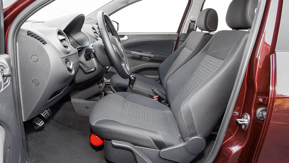 Banco do motorista: ajuste de altura de s&eacute;rie | <a href="https://quatrorodas.abril.com.br/carros/comparativos/fiat-palio-x-vw-gol-841583.shtml" target="_blank" rel="migration">Leia mais</a>