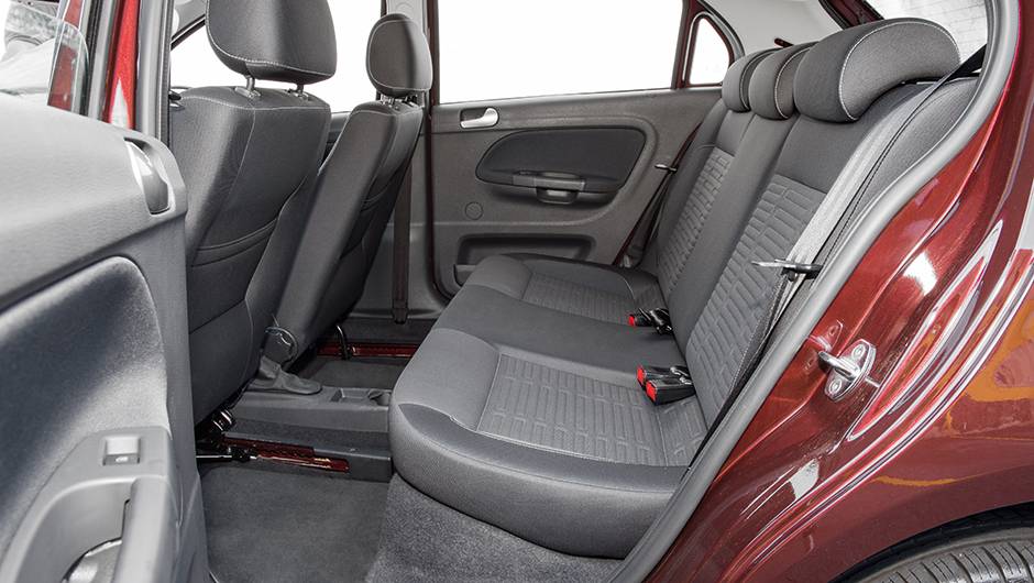 Assento &eacute; mais inclinado do que o do Palio | <a href="https://quatrorodas.abril.com.br/carros/comparativos/fiat-palio-x-vw-gol-841583.shtml" target="_blank" rel="migration">Leia mais</a>