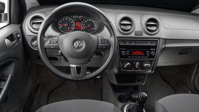 Qualidade de materiais e montagem é superior no Gol, mas o desenho é monótono | <a href="https://quatrorodas.abril.com.br/carros/comparativos/fiat-palio-x-vw-gol-841583.shtml" target="_blank" rel="migration">Leia mais</a>